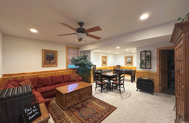 Apple Canyon Lake, Game Room, Hot Tub