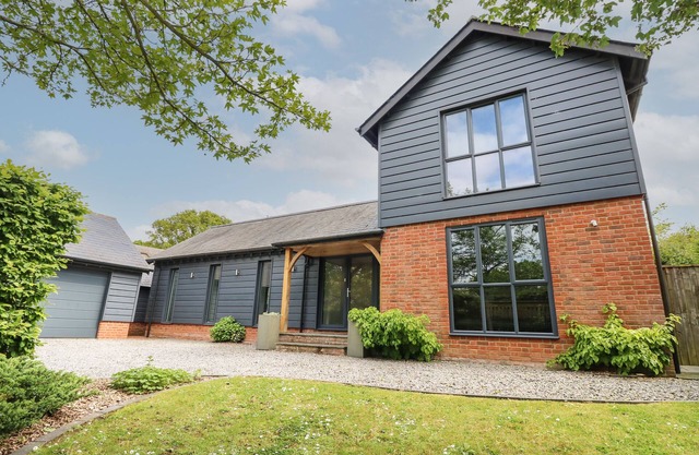 APPLETREE COTTAGE, pet friendly, with a garden in Fordingbridge