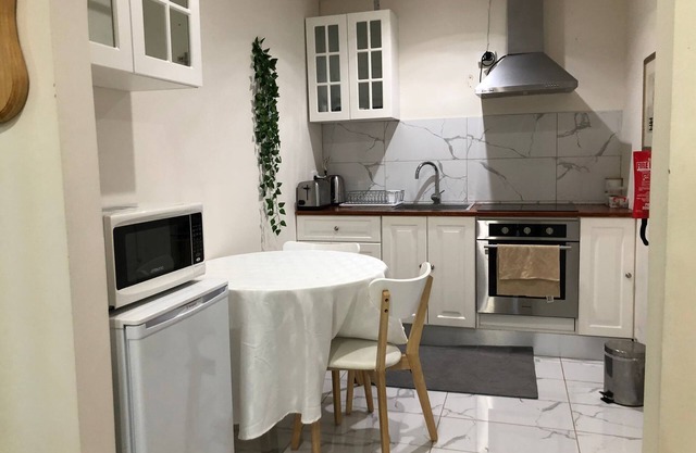 Aprtment in large home w/parking close to hiking trails/swimpool/shopping mall