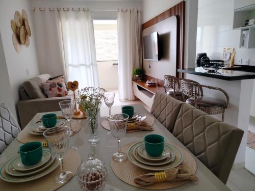 Apt 2 quartos com ar e vista para piscina, a 6 min da Praia Aruana