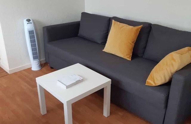 APT well lit, well located near transport & described com on photos & text