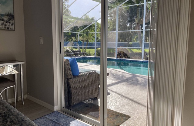 Aquamarine Oasis - Waterfront Home with Heated Pool/Hot tub, Sleeps up to10!