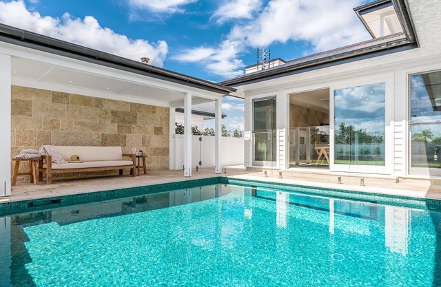 Aquarium House - with direct beach access & pool