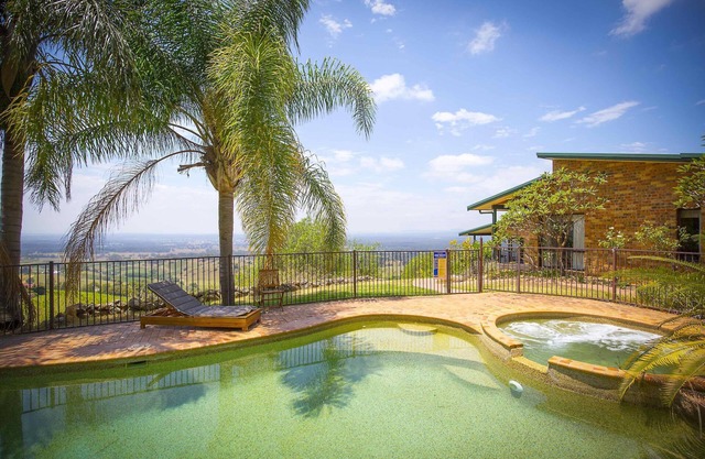 Aquila - 4 bedroom home with amazing valley views and swimming pool