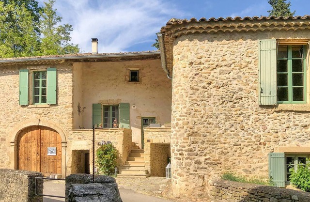 Are you dreaming of a relaxing vacation with southern French flair? Then this picturesque stone hous