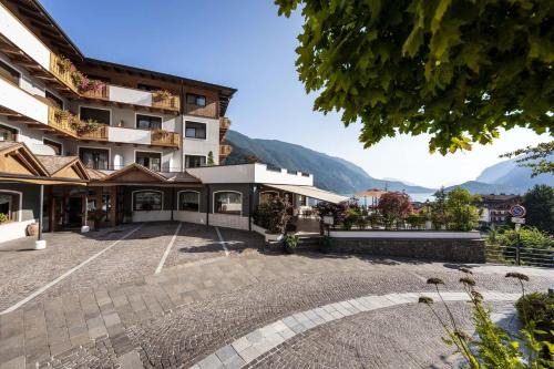 Ariston Lake View Hotel
