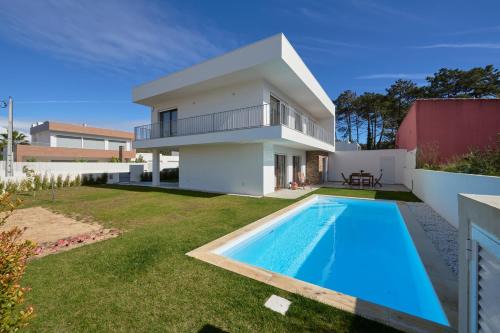 Aroeira Villa w/Pool near Beach, By TimeCooler
