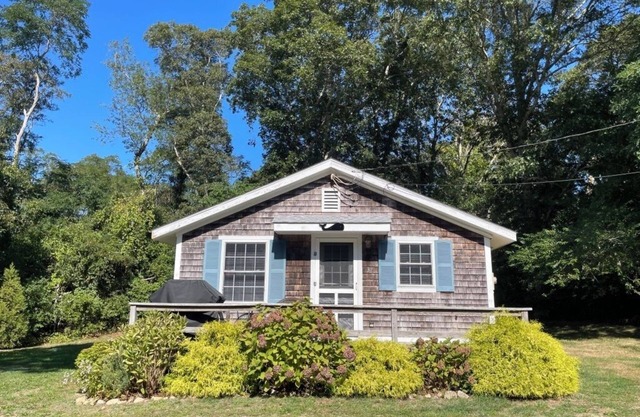 Arrowsmith Cottage - Oak Bluffs - 1 mi to Eastville Point Beach via bike path.