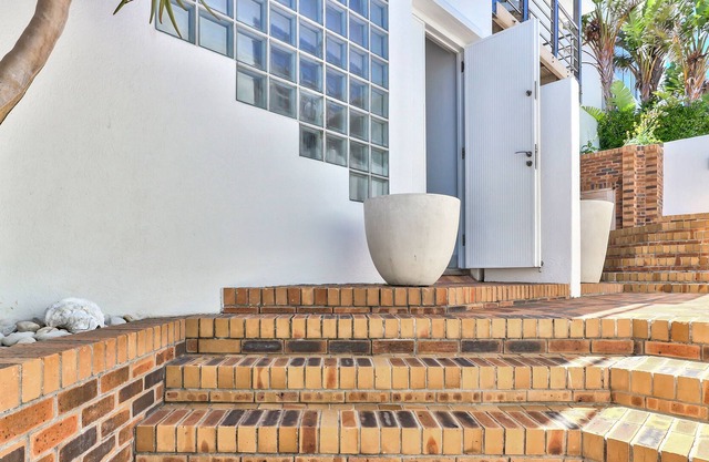 Art Deco Style Townhouse Across From Saunders Beach