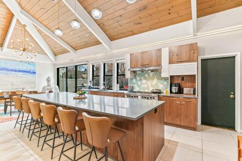 Artful Stay, Downtown, Spacious, LED Art, Hot Tub