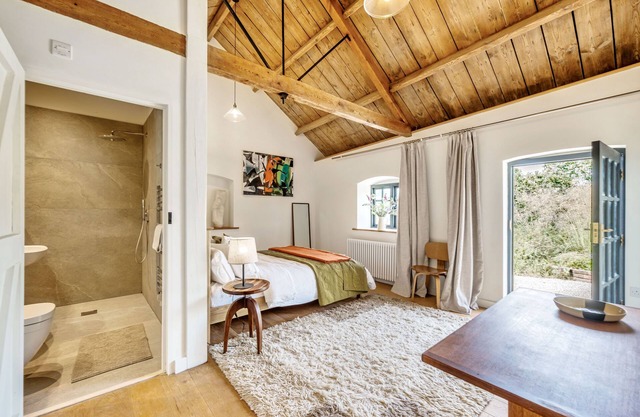 Arthouse - sleeps 2 guests in 1 bedroom