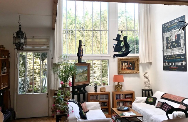Artist House with a private garden in the center of Paris