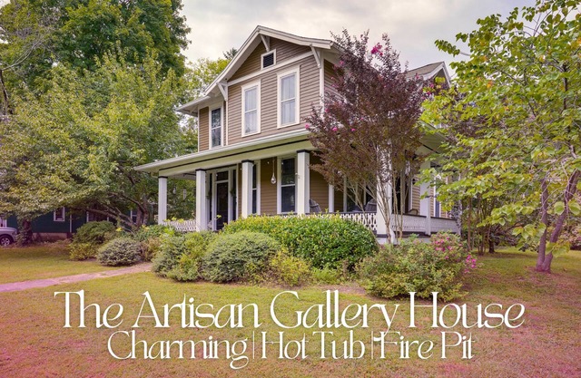 Artistic Retreat w/Hot Tub & Fire Pit in St. Elmo