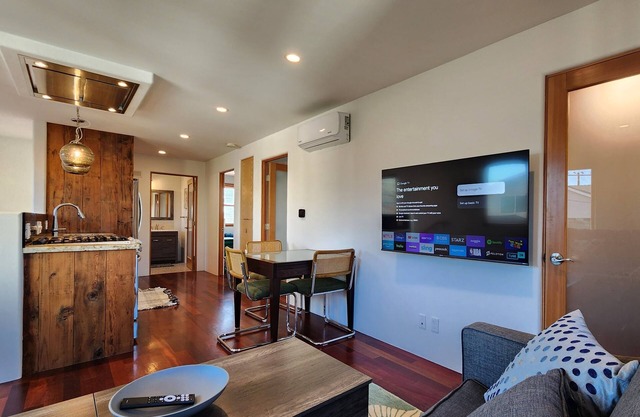 Artsy 2-bedroom Loft with high speed WiFi, AC in welcoming Culver City