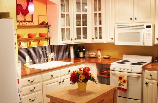 Artsy Full Apartment 15 minutes from Downtown Nashville
