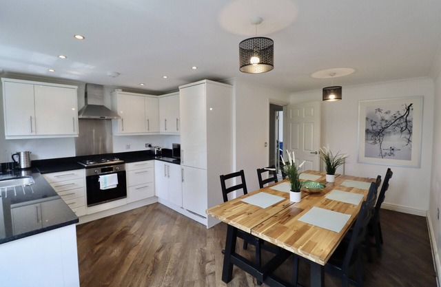 Ascot Four Bedroom House With Garden