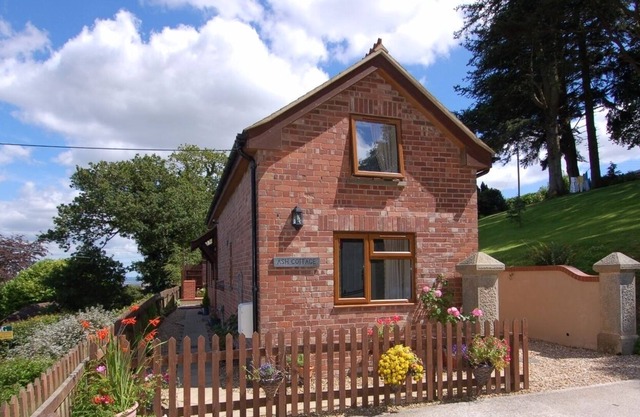 ASH COTTAGE, country holiday cottage, with a garden in Exeter