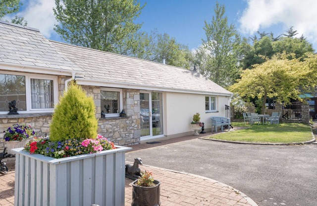 ASH COTTAGE, family friendly, with open fire in Llantwit Major