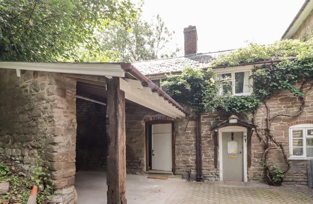 ASHFORD MILL, romantic, character holiday cottage in Ludlow