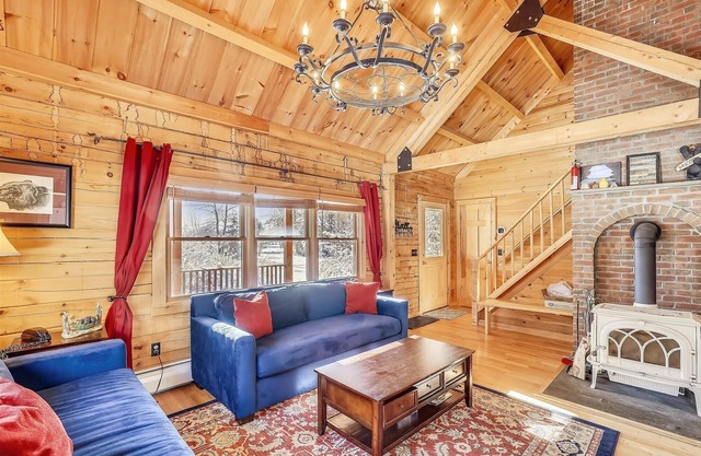 Aspen's Run: 3 br log cabin, wood stove, deck, firepit, window a/c