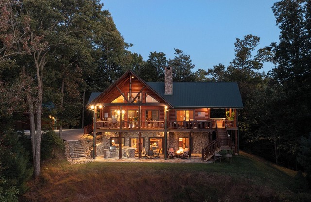 At Trail's End: Family Friendly Mtn Top Cabin, Porch and Patio area, Covered Hot