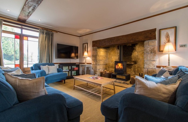 Atherstone Farmhouse - thatched farmhouse that sleeps 14 guests in 6 bedrooms