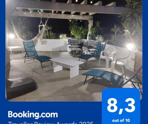 Atico of 3 rooms, total 130m² just for you with a 60 m² terrace, swimming pool, mountain and marina view.
