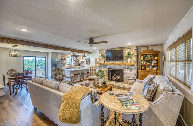 August Sale! Great Views on 20 ac, firepit, outdoor shower, XL deck, 2 kitchens