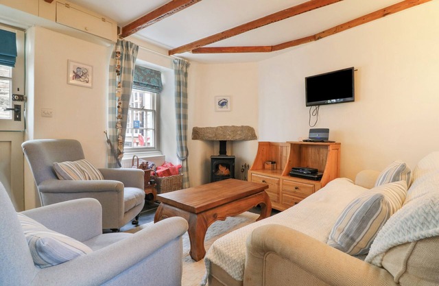 AUNT DORA'S, pet friendly, character holiday cottage in Port Isaac