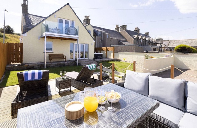 Aurora House - 4 bed with Hot Tub and Sea View