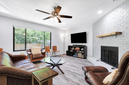 Austin Retreat Bbq Yard Office Wifi Games Pets