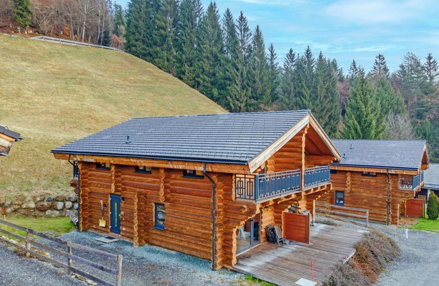Authentic log house near top ski resort