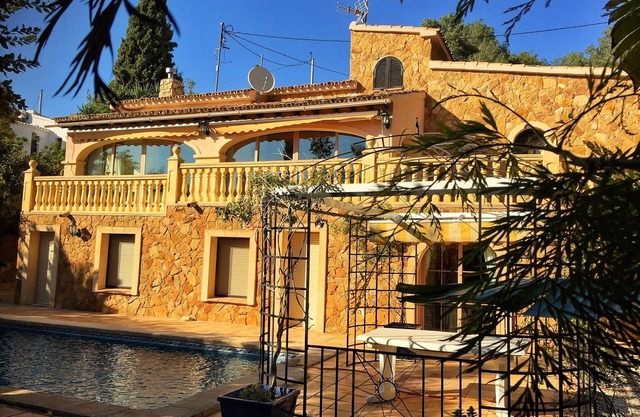 Authentic villa,AC,WIFI,private pool,tropical garden,very private,near seaside