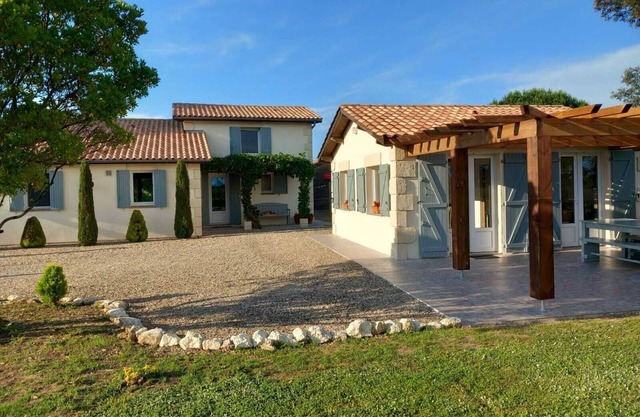 Aux Jameleaux: family friendly home with swimming pool and bordering vineyard