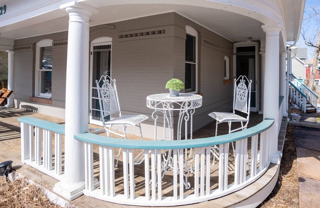 Available from now until Aug 18th. Walk to Pearl St, Central AC