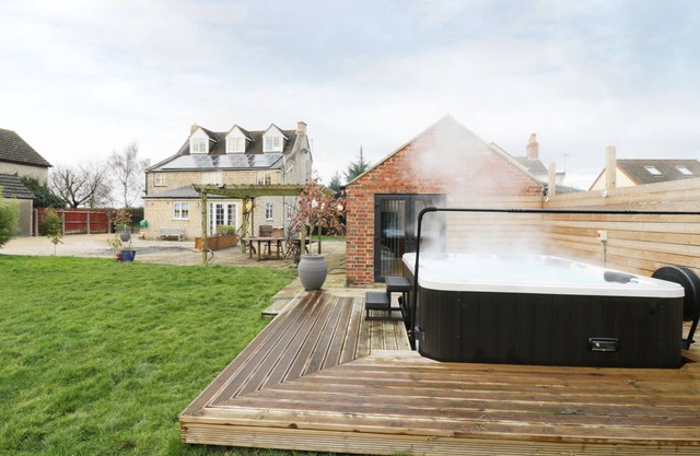 AVALON, pet friendly, with hot tub in Leonard Stanley