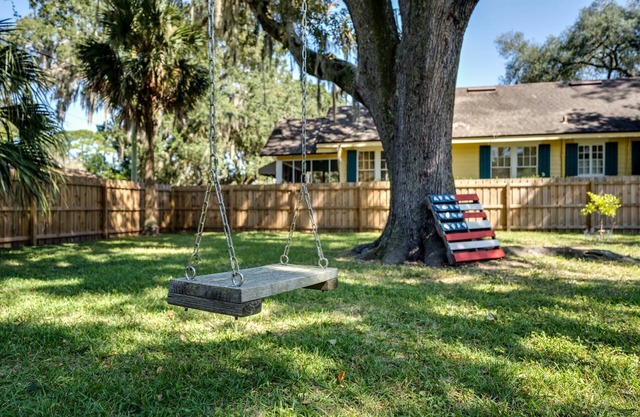 Avondale Home Large Serene Fenced Yard BBQ Firepit Swing Fruit Tree 10 Mins to River Dogs Ok