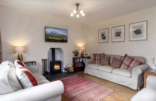 Awel Y Grug - Four Bedroom Cottage, Sleeps 8