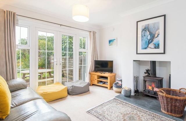 Awel y Mor, Holiday home Stackpole, Sleeps 6, 3 bedrooms, bathrooms