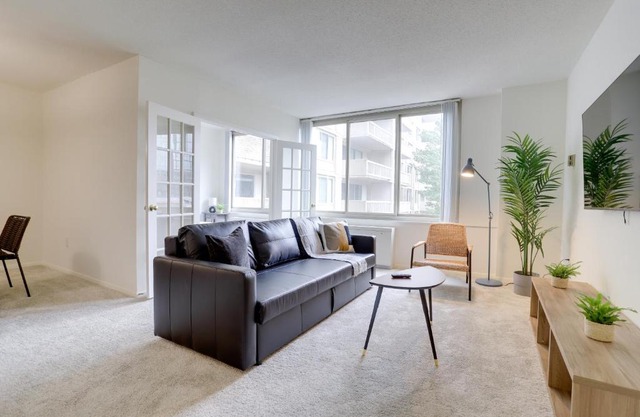 Awesome 1 BR Apt + Den At Crystal City With Gym