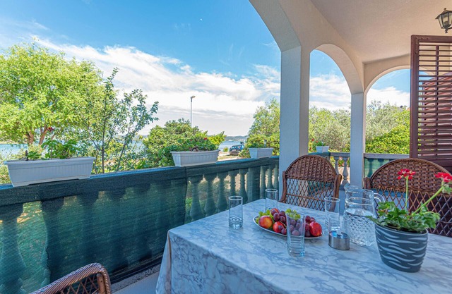 Awesome apartment in Raslina