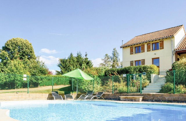 Awesome home in St. Saud Lacoussiere