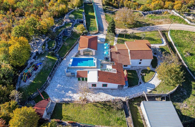 Awesome home in Dugopolje with WiFi