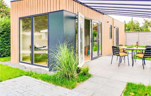 Awesome Home In Heinkenszand With Wifi