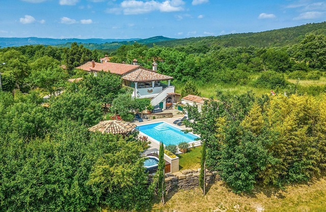 Awesome home in Zatka