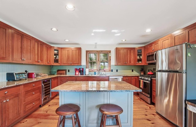 Ayers Farm Cottage: 4 br, wood fireplace, a/c, pet friendly