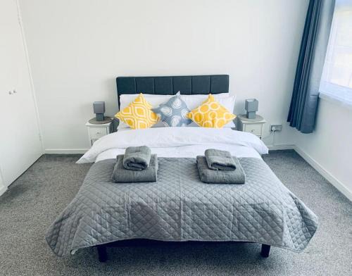 Aylesbury Apartment for Contractors and Holidays - FREE Parking for cars and vans
