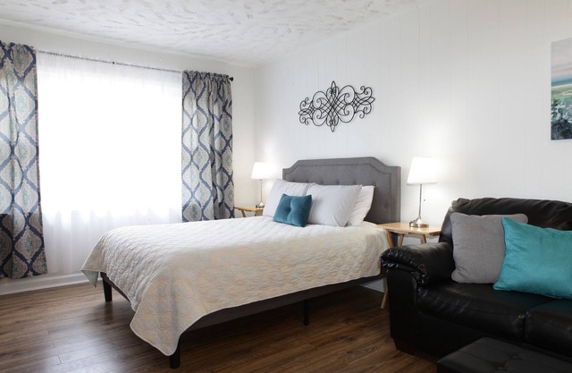 Azalea Place, Guest suite with private entrance, close to shopping & site seeing
