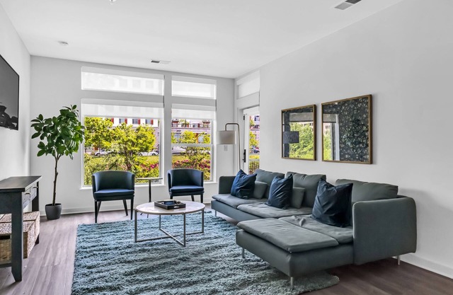 Azure Escape 2BR/2BTH: Tysons Oasis with Gym/Pool/Huddle Rooms + Parkingn