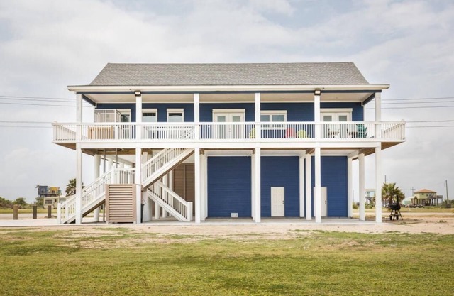 Bach Haus: 4 BR, 3 BA House in Gilchrist, Sleeps 18
